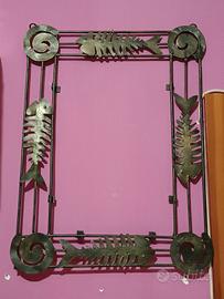 cornice scultura per specchio in ferro con pesci 