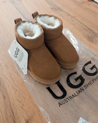 stivaletti UGG  bambina tg 21-22 nuovi mai usati