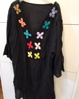 abito copricostume nero con fiori 