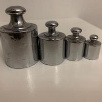 Pesi in acciaio lucido antichi