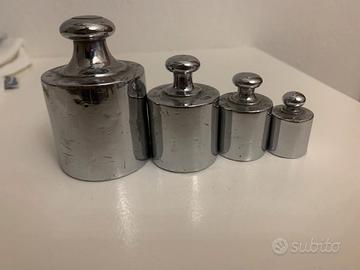 Pesi in acciaio lucido antichi