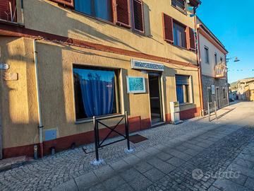 Negozio con due vetrine al centro del paese