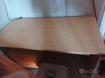 Scrivania circa 1 metro per due