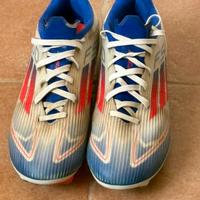 Scarpe con tacchetti in ferro