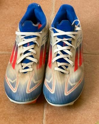 Scarpe con tacchetti in ferro