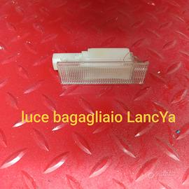 Luce per baule posteriore Y completa di lampadina