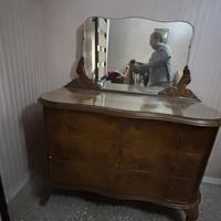 Mobile antico con cassetti e specchio