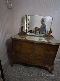 Mobile antico con cassetti e specchio