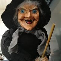 Bambola strega in stoffa e viso e mani in ceramica