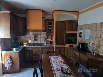 cucina completa in legno di noce