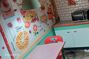 Camera con cucinotto e toilette