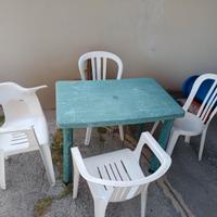 Tavolo e sedie in plastica 