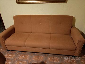 Divano 3 posti marrone con copridivano