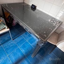 Tavolo in vetro nero