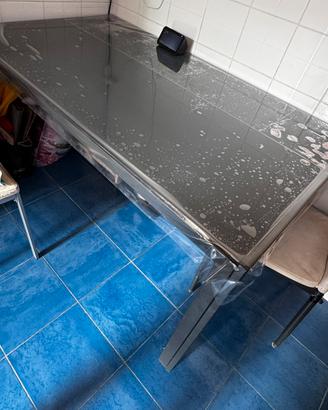Tavolo in vetro nero