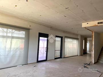 NEGOZIO A DUE CARRARE