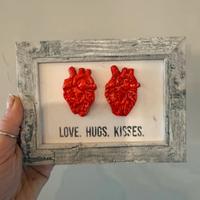 Cornice  con  cuori anatomici