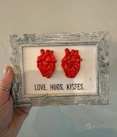 Cornice  con  cuori anatomici