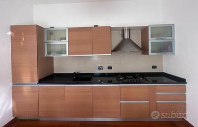 Cucina lineare con top in granito africano
