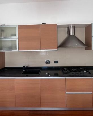 Cucina lineare con top in granito africano