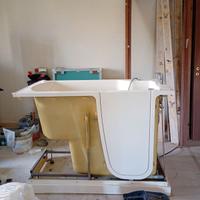 Vasca da bagno in resina con sportello completa