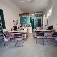 Locale fronte strada
