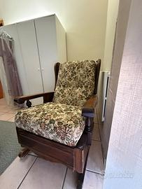 Poltrona a dondolo vintage in legno massello