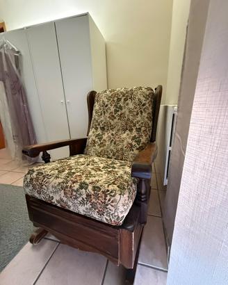 Poltrona a dondolo vintage in legno massello