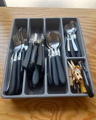 Set posate miste con portaposate grigio