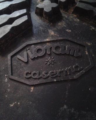 anfibi vibram caserma 