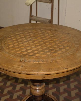 Tavolinetto tondo in legno intarsiato