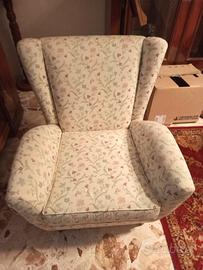 2 poltrone in tessuto chiaro con fiori