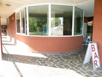 Negozio ampia vetratura/ con magazzino