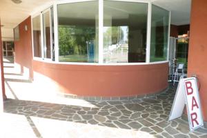 Negozio ampia vetratura/ con magazzino