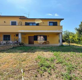 VILLA A SCHIERA D'ANGOLO A CORCHIANO