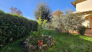 Villa di 243 m² con più di 5 locali e box auto a F