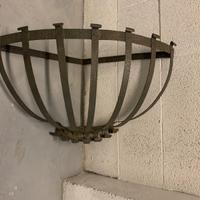 Angoliera in marmo e ferro battuto