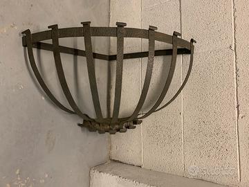 Angoliera in marmo e ferro battuto