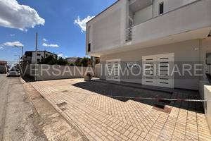 Locale commerciale con deposito