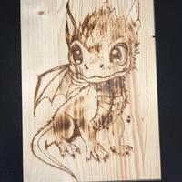 Drago baby pirografato su legno