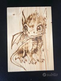 Drago baby pirografato su legno
