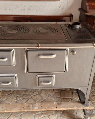Antica stufa/cucina a legna restaurata 