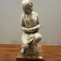 Donna che legge  in porcellana