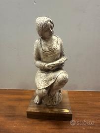 Donna che legge  in porcellana