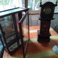orologio e bacheca in legno