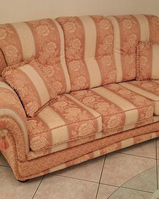 Salotto stile classico, divano e poltrone. 