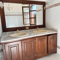 Mobile e piano bagno in marmo con lavelli ceramica