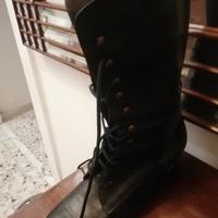 Stivaletti con lacci. Modello vintage