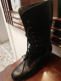Stivaletti con lacci. Modello vintage