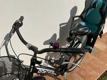 Bicicletta con seggiolino di sicurezza per bmbino